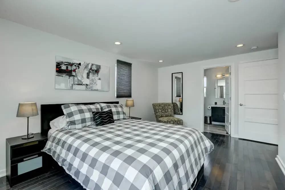 Built in 2017 Luxurious 4 BR home in DT