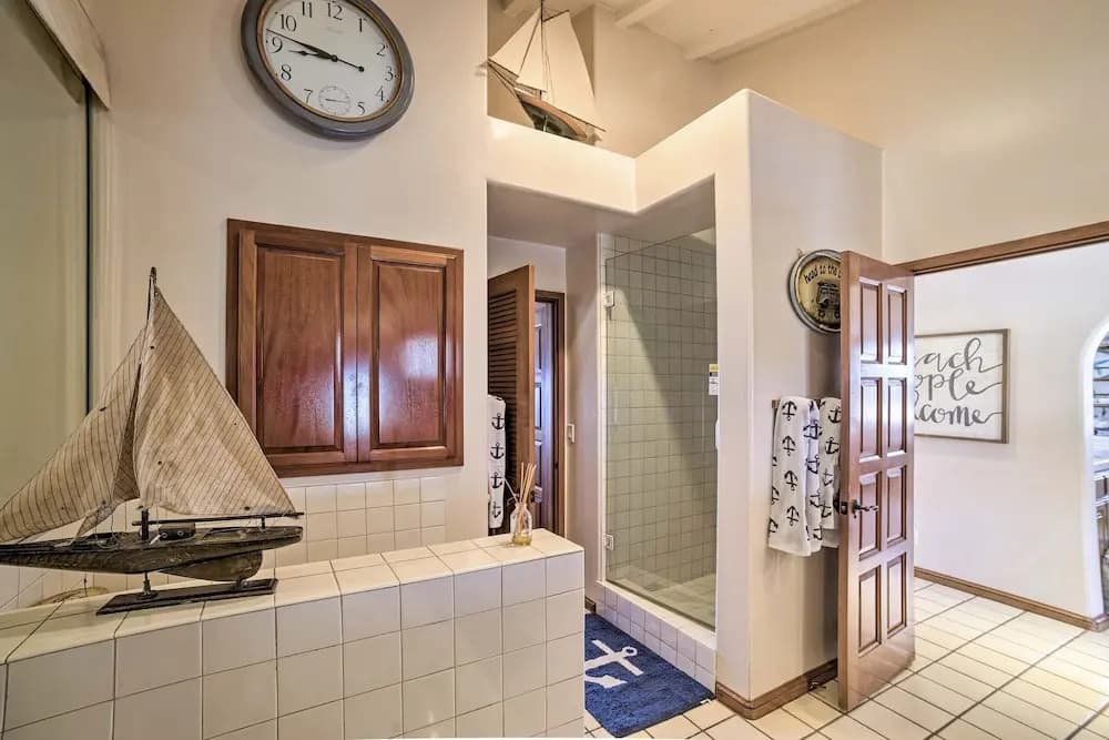 Ocean-view Hamilton Cove Penthouse W/ Pool & Gym 1 Bedroom Villa