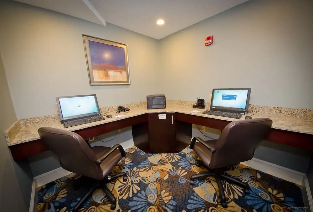 Holiday Inn Express & Suites Merrimack – Nashua by IHG