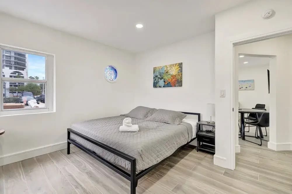 Sophisticated 2BR1BA Short Walk to Beach