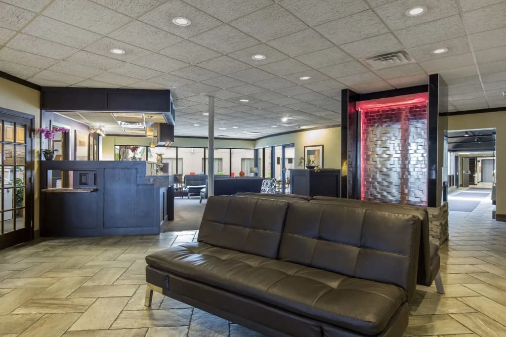 Lamplighter Inn & Suites - South