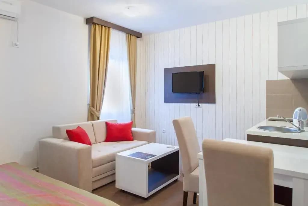 Hotel Ema