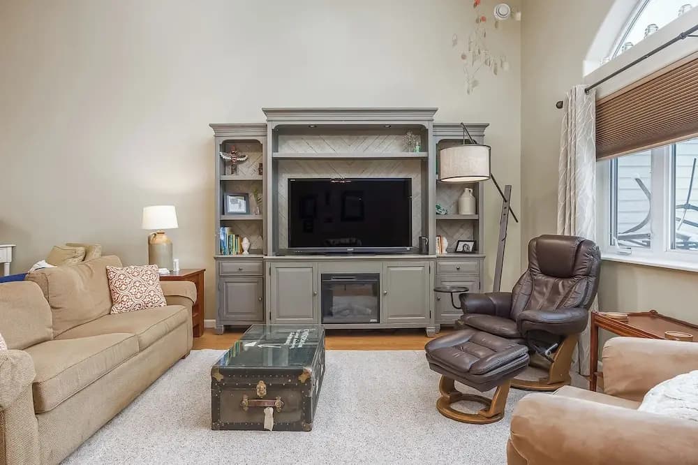 2BR Home w/ Fireplace, Streaming, Dogs Allowed