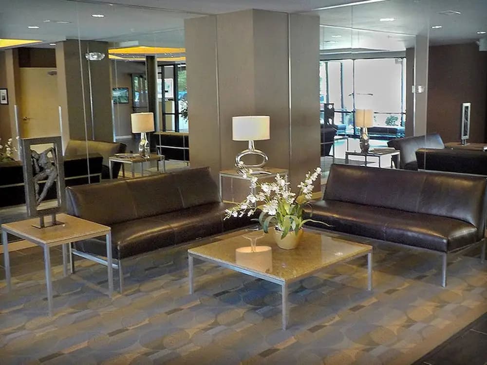 Elegant 1Br and 2Br apts with lot of amenities and balcony on Light Rail