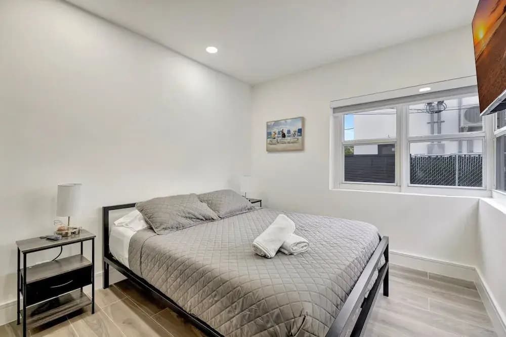 Sophisticated 2BR1BA Short Walk to Beach