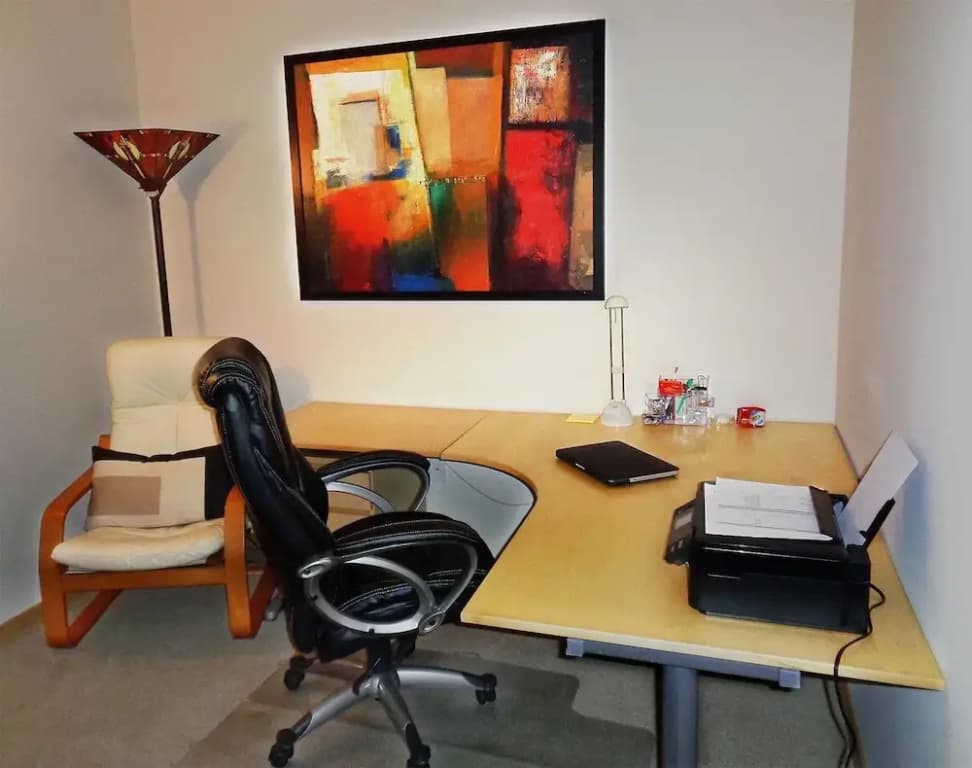 Elegant 1Br and 2Br apts with lot of amenities and balcony on Light Rail
