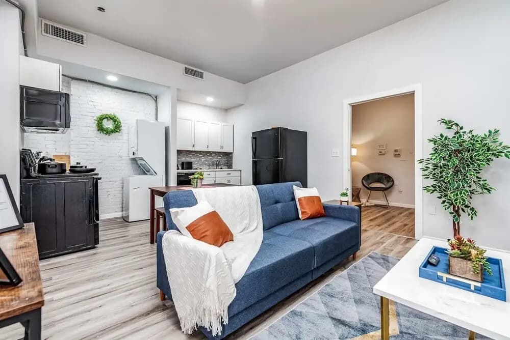 Park Ave Townhome w/parking by CozySuites