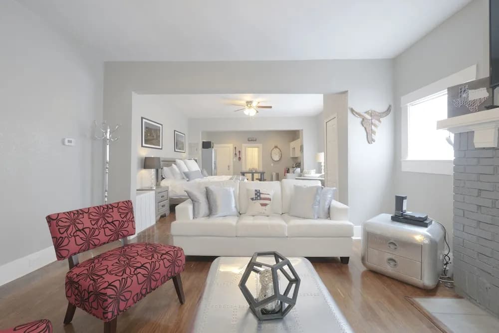 Laurel Pearl-Sleeps 5-1Bd