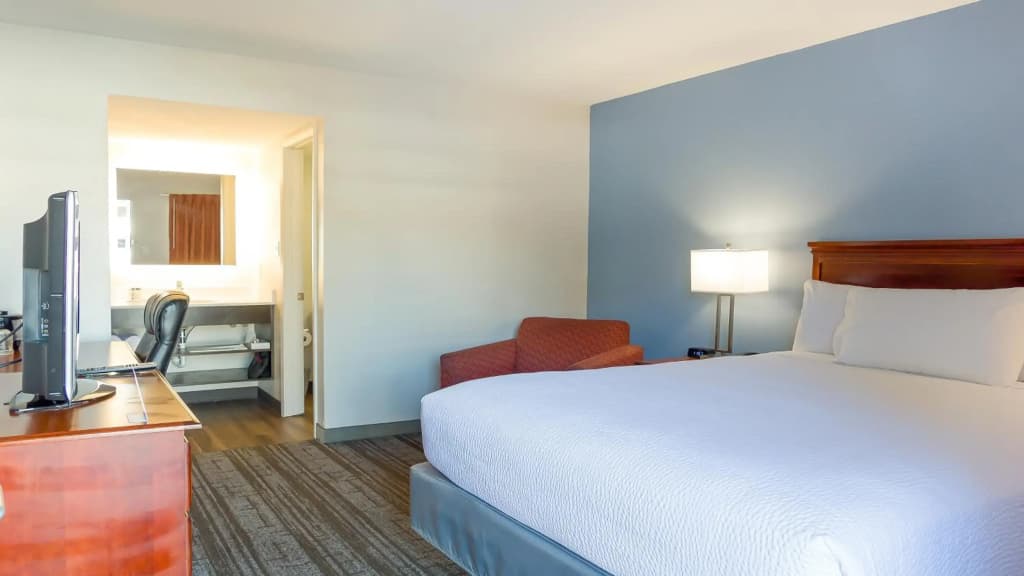 Howard Johnson Express Inn Suites - South Tampa/ Airport