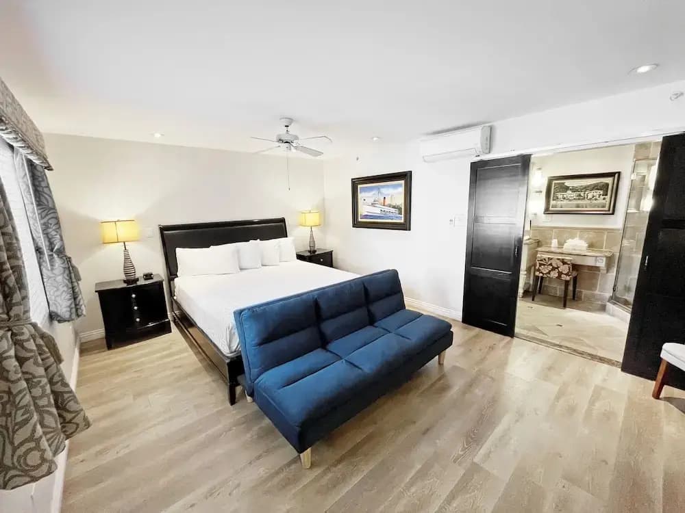 Catalina Courtyard Suites