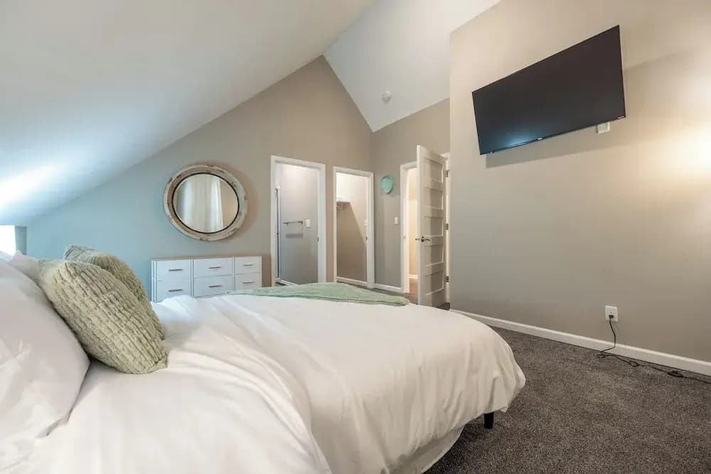 Near Downtown | 2 En-Suites • Garage • Sleeps 9