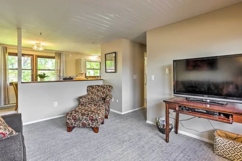 Charming Rapid City Apartment: Walk to Lake!