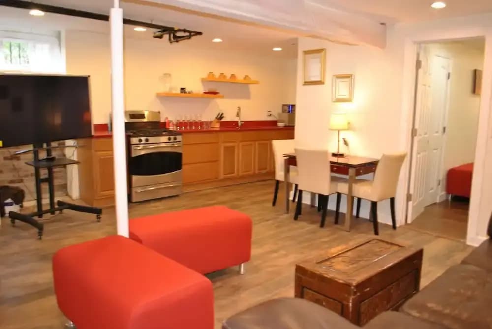 l 3 into Newark Airport Lower Level Apartment