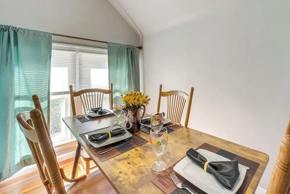 Walk to Coventry Village: Charming Top-floor Unit!