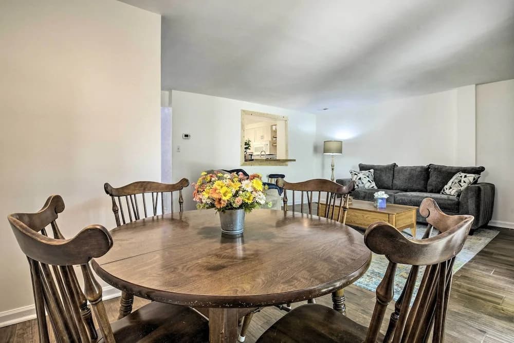Walk to Dtwn & Breweries: Townhome in Cary!