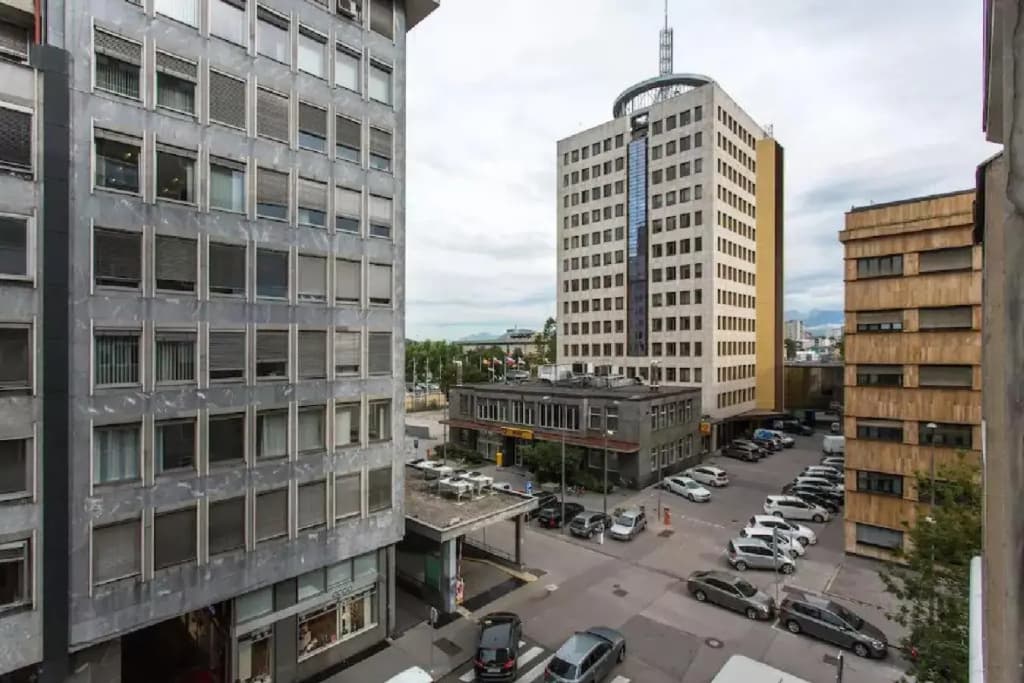 ★ Exclusive Central Apartment ★ FREE Garage ★