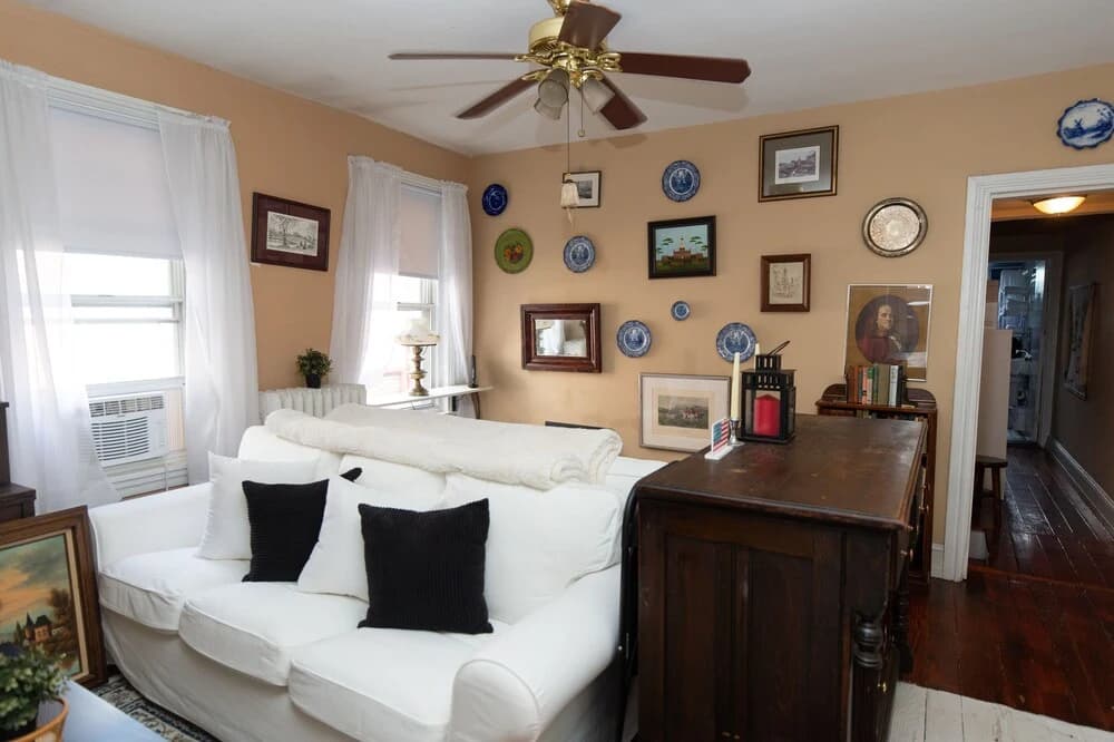 Bed & Breakfast Antiques & Art Gallery