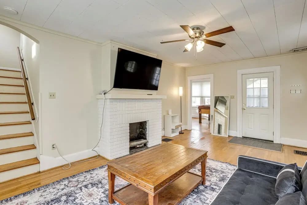 Near University Ave! Pet-friendly 3BR w/ Foosball!