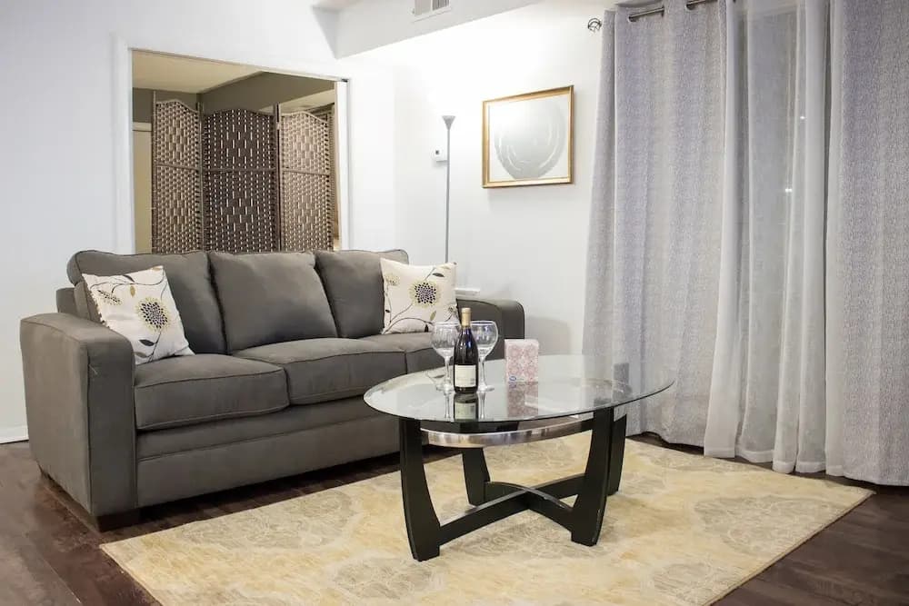 Luxury 2 Bed Condo Near Downtown