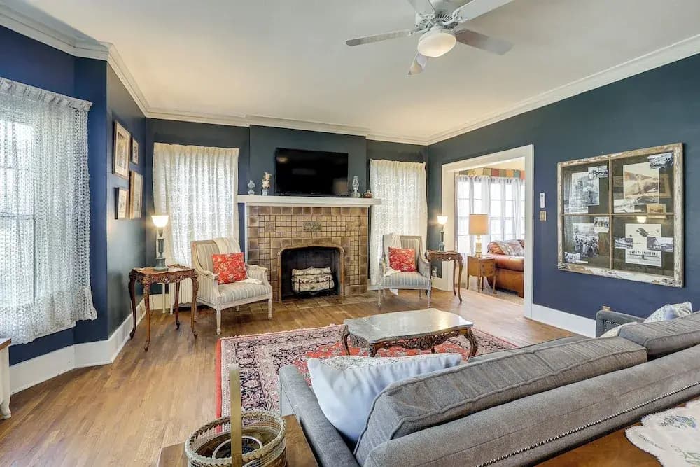 Historic Home Overlooking Central Riverside Park!