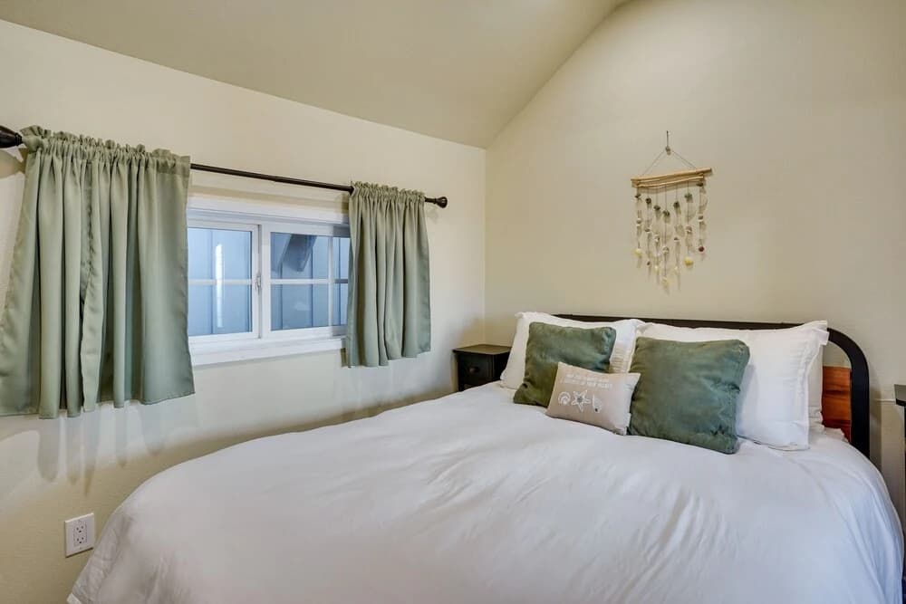 Avalon Cottage < Half-mi to Beaches & Crescent Ave