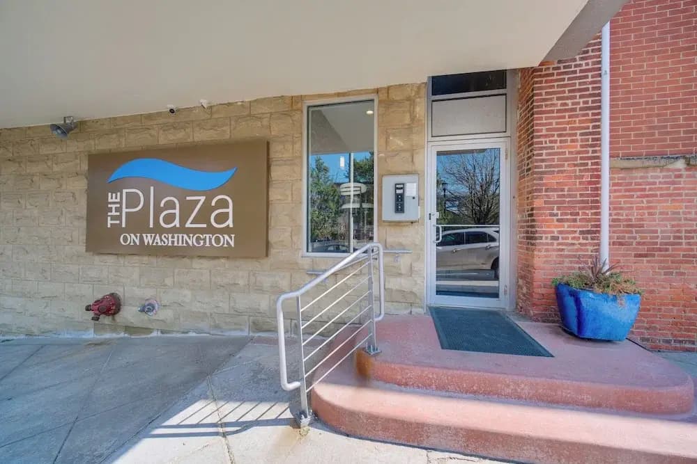 3 Mi to Dtwn Cleveland: Condo w/ Lake Erie Views!
