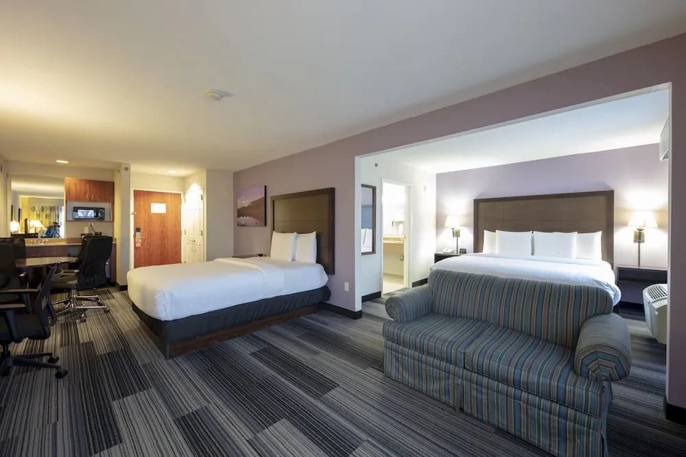 La Quinta Inn & Suites by Wyndham Springfield Airport Plaza
