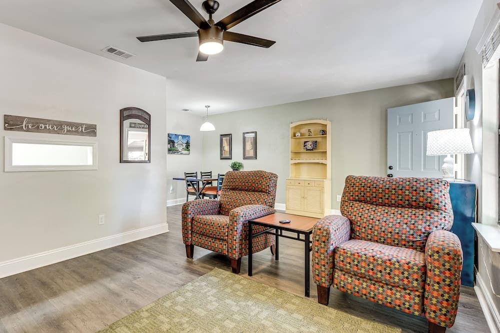 Charming Tallahassee Townhouse ~ 3 Mi to Fsu!