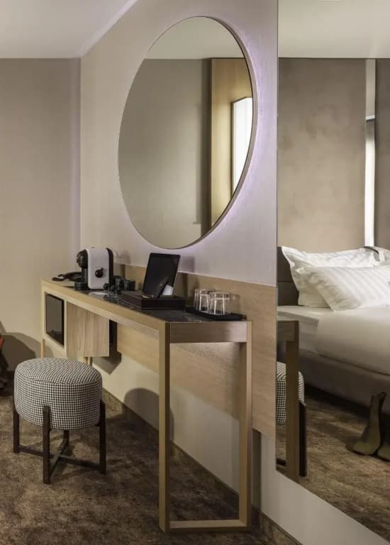 -- ESTE PARK HOTEL -- part of Urban Chic Luxury Design Hotels - open since October 2022 - Parking - Compliments - next to Shopping & Dining - Mall Plovdiv