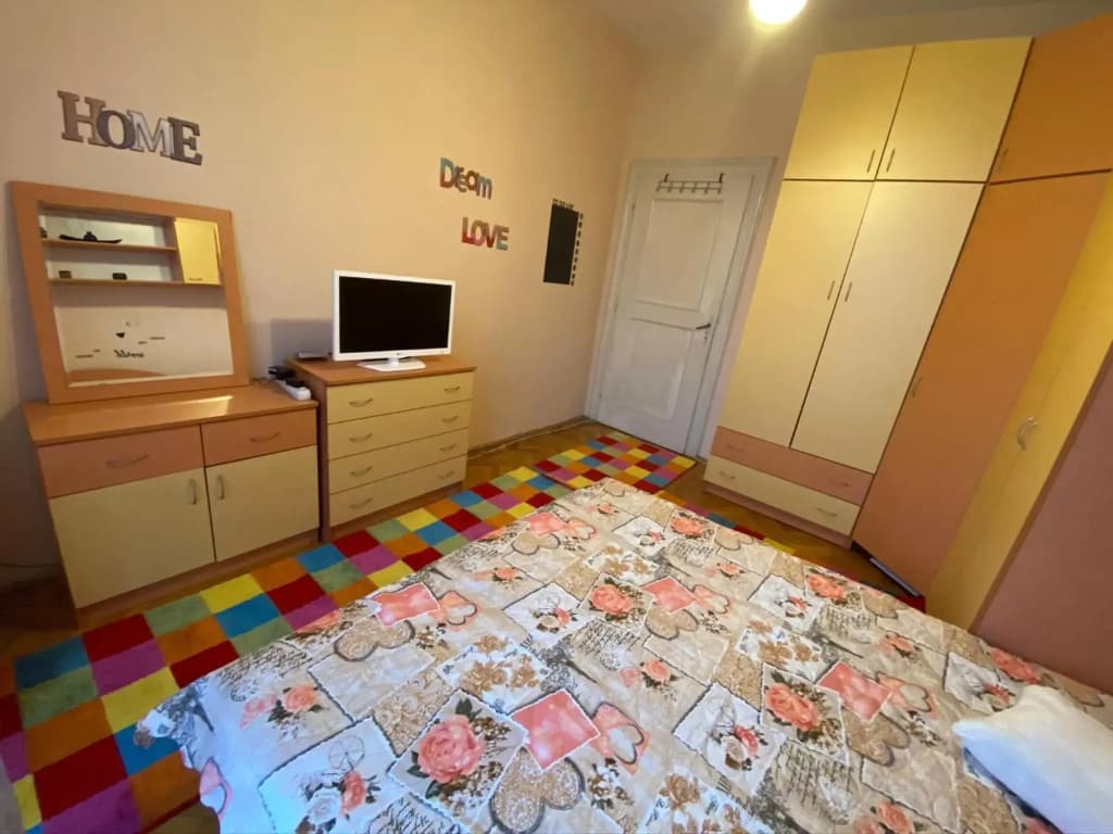 Fantastic 2 Bedroom Apartment - Top Center