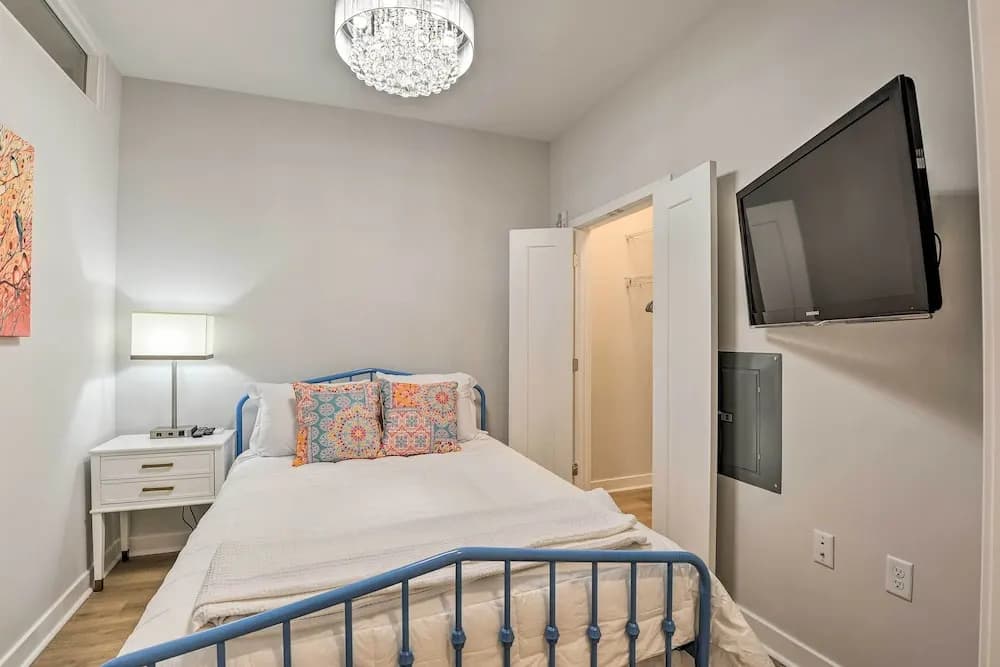 Chic Condo w/ Balcony in the Heart of Annapolis!