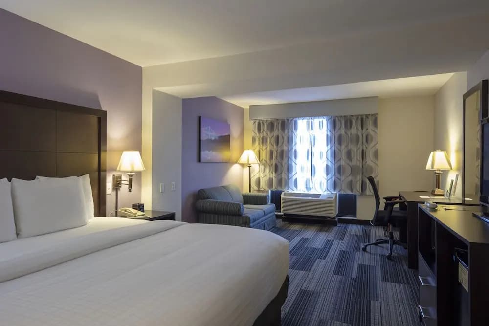 La Quinta Inn & Suites by Wyndham Springfield Airport Plaza