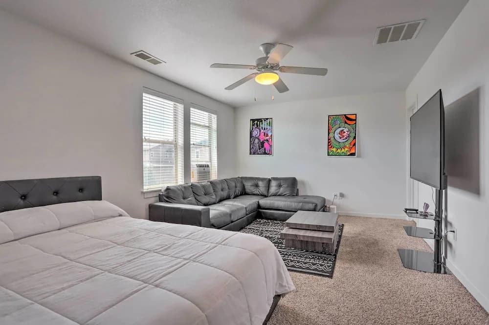 Spacious Denver Townhome Near Central Park!