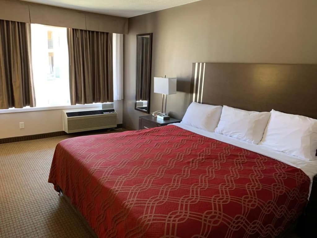 Econo Lodge Inn & Suites