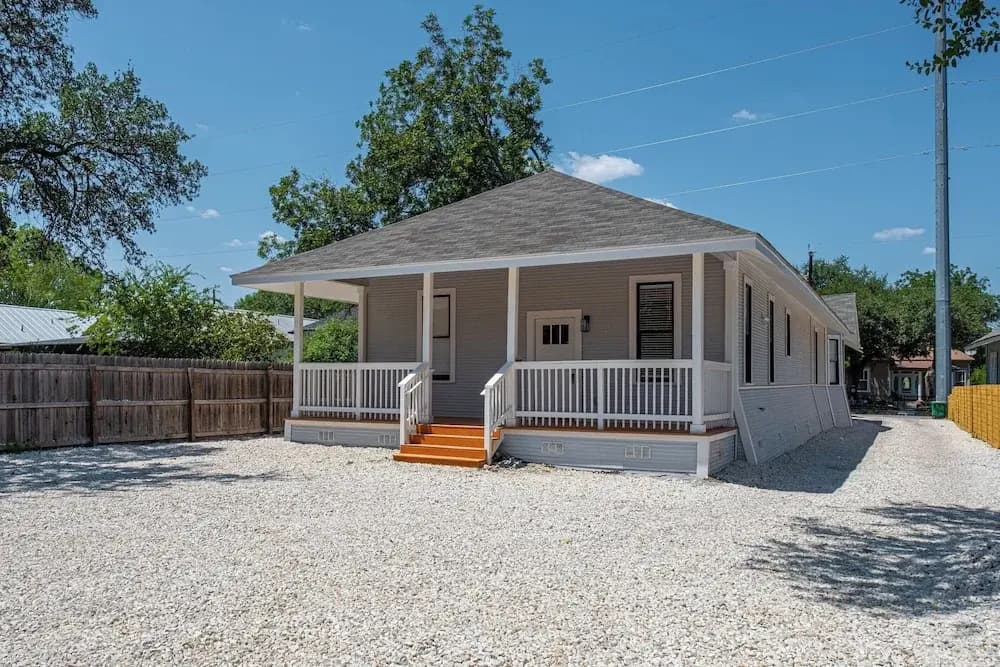 Walk to Riverwalk! 3br/2ba Gem Near Fun Downtown!