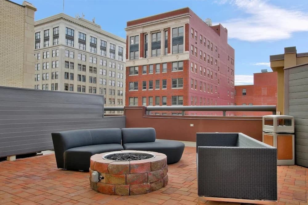 High End Old Town Loft + Pool + Clubhouse