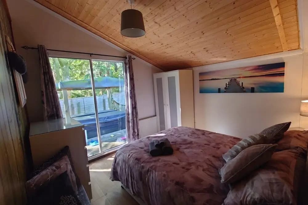 Wildwood Cabin - Sleeps 6, Hot Tub & Parking
