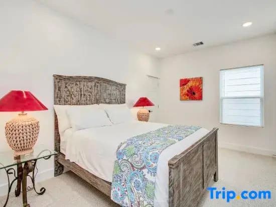 Modern getaway near downtown and airport