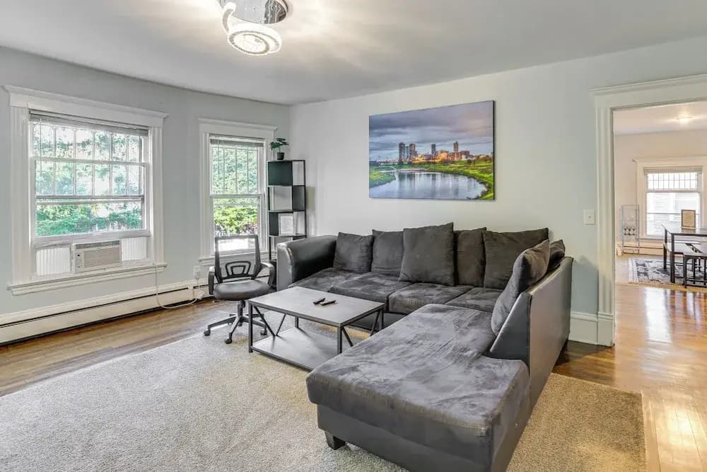 2 Mi to Dtwn! Walkable Minneapolis Apt w/ Deck