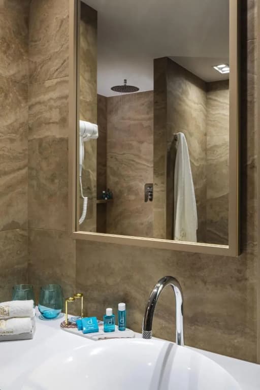 -- ESTE PARK HOTEL -- part of Urban Chic Luxury Design Hotels - open since October 2022 - Parking - Compliments - next to Shopping & Dining - Mall Plovdiv
