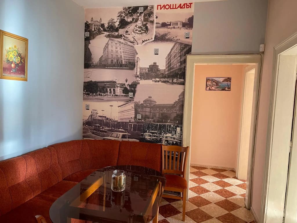 Fantastic 2 Bedroom Apartment - Top Center
