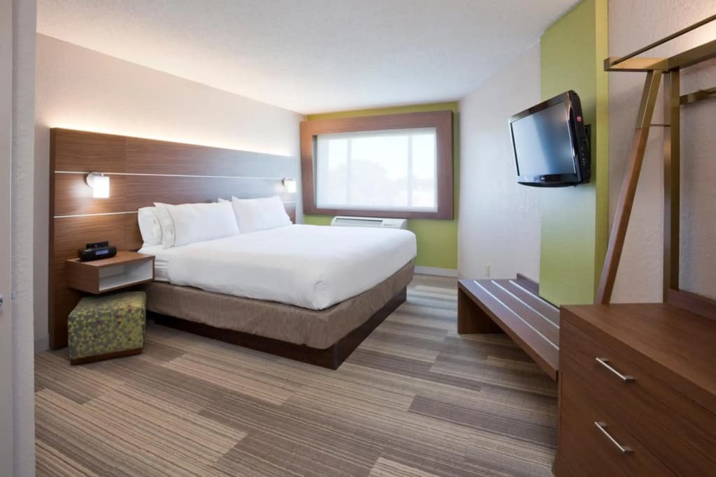 Holiday Inn Express & Suites Minneapolis – West End by IHG