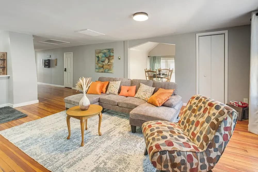 Walk to Coventry Village: Charming Top-floor Unit!