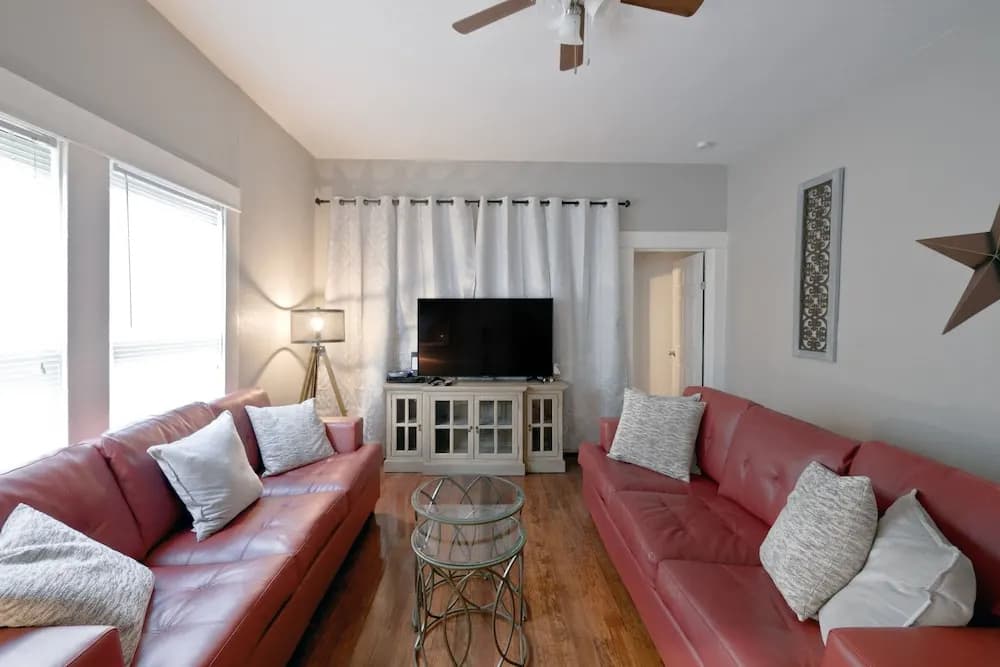 Laurel Coral-Sleeps 5-Studio