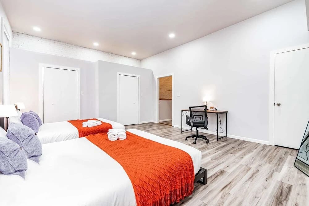 Park Ave Townhome w/parking by CozySuites