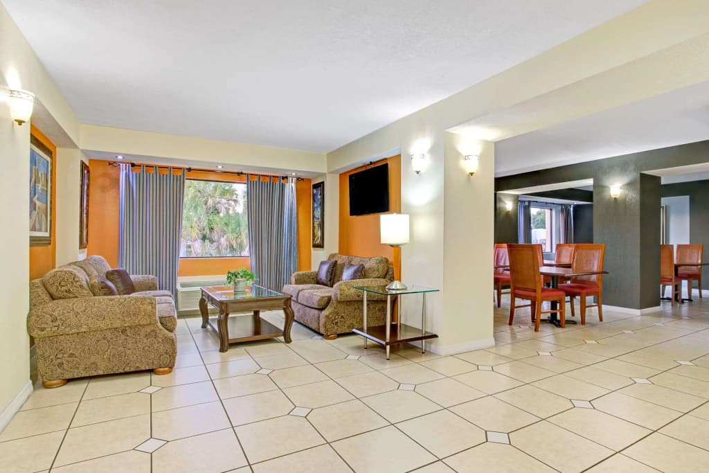 Days Inn & Suites by Wyndham Tampa/Fairground/Casino Area