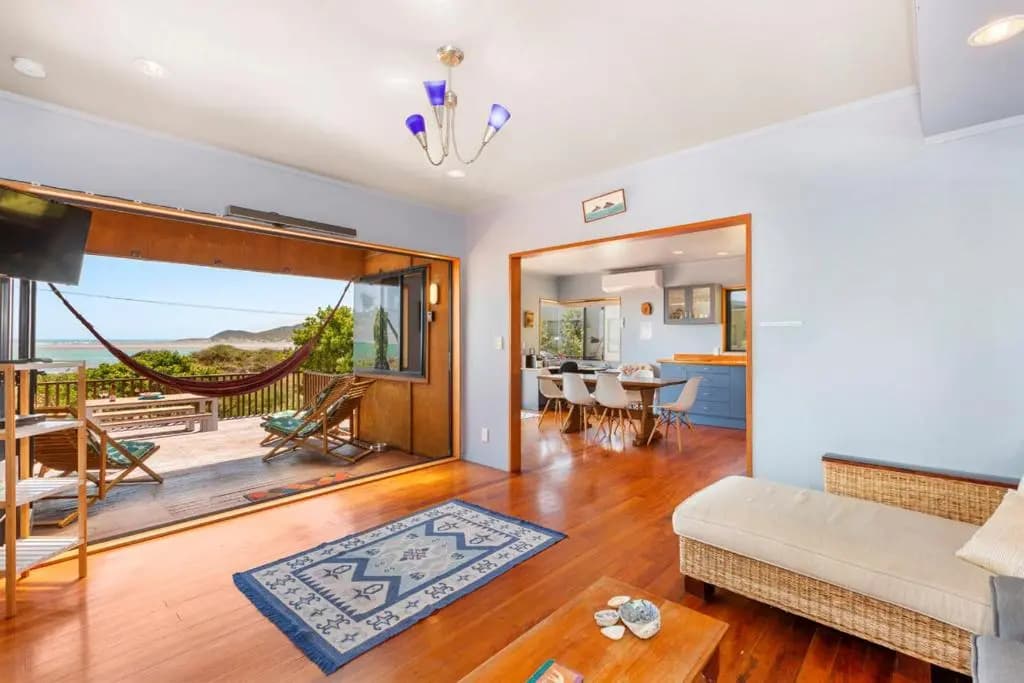 The Big Round Window - Raglan Holiday Home
