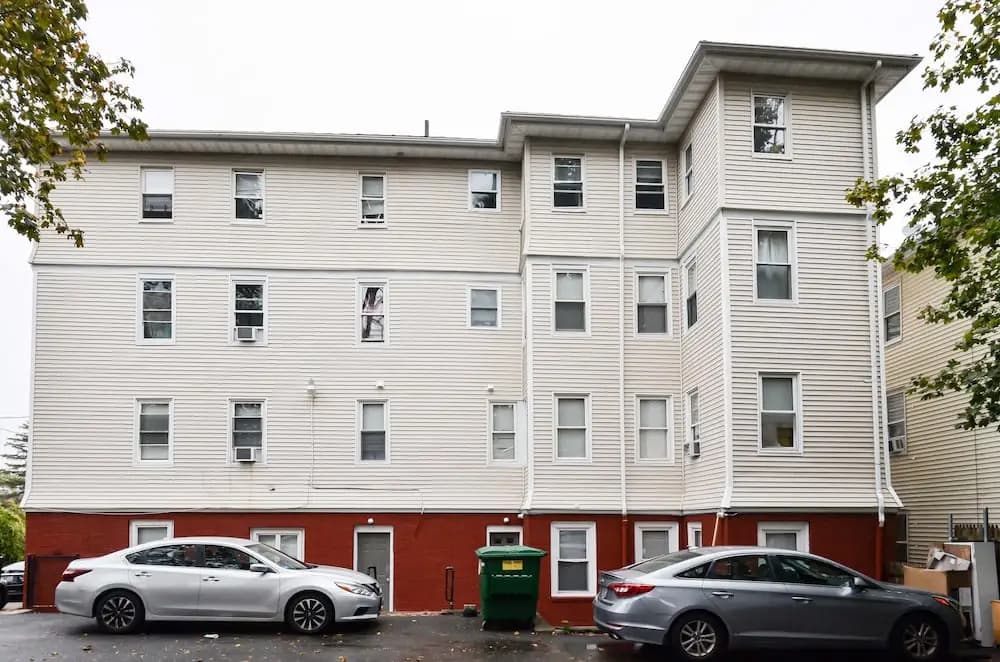 Lovely 3-Bedroom Apt with free parking