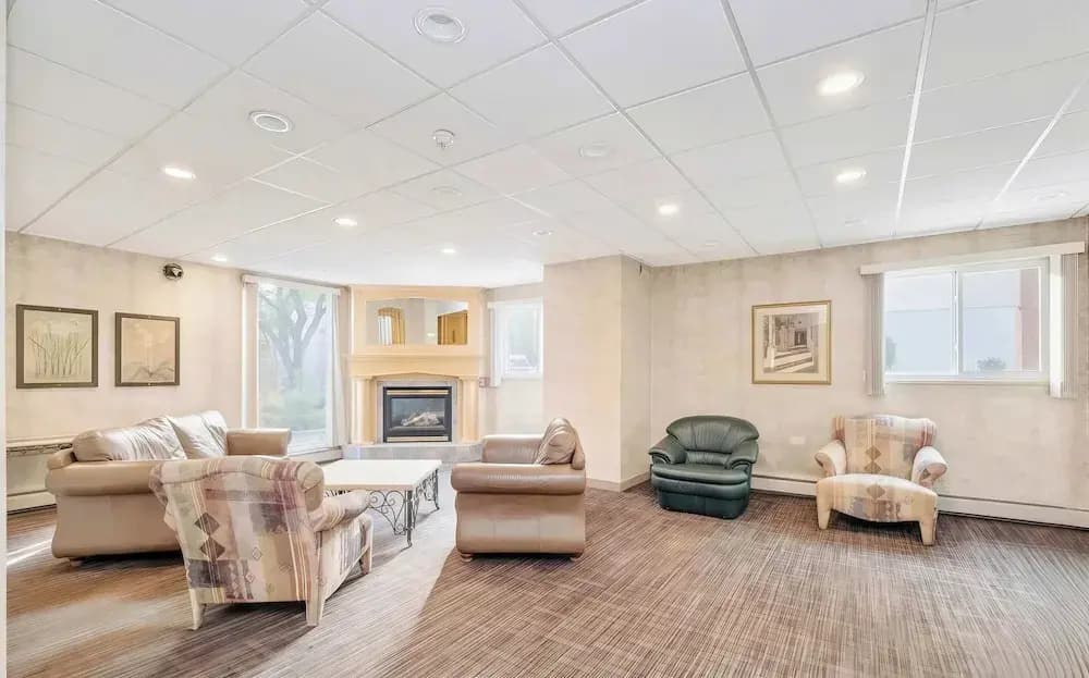 Stylish Downtown Condo near Rogers Place l Parking, Pool, Gym, Balcony & Kitchen