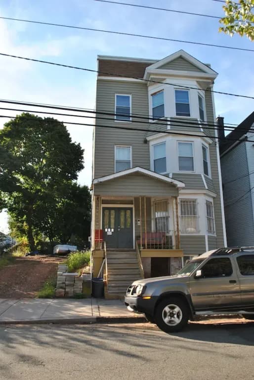 l 3 into Newark Airport Lower Level Apartment